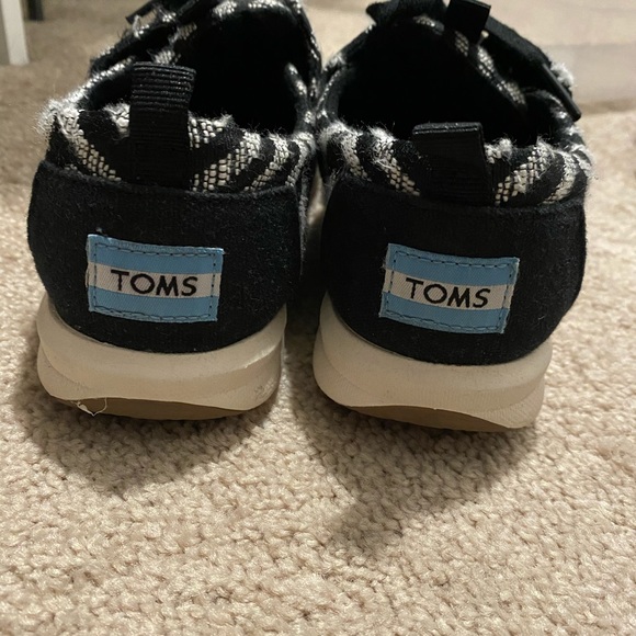TOMS women’s striped sneakers size 7! - Picture 4 of 11